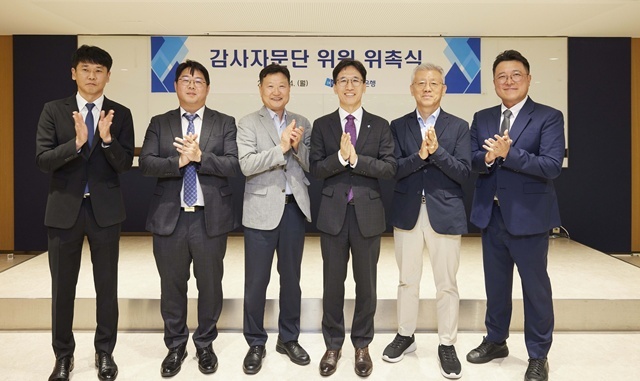 지난 14일 서울 중구 기업은행 본점에서 열린 감사자문단 위원 위촉식에서 (왼쪽부터)이상목 법무법인 와이케이 변호사, 김정현 법무법인 세종 수석전문위원, 이종운 서강대학교 초빙교수, 전병목 IBK기업은행 감사, 최준묵 한국CIA위원회 위원장, 정성욱 김&장 법률사무소 변호사가 기념촬영을 하고 있는 모습. /IBK기업은행