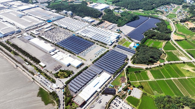 기아는 지난 2월 한국남동발전과 체결한 전력구매계약(PPA)을 통해 오토랜드 화성에 재생에너지 전력을 도입했다고 15일 밝혔다. 기아 오토랜드 화성에 설치된 태양광 자체발전 설비. /기아