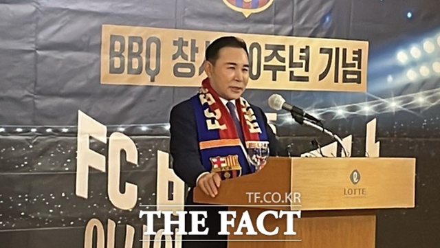 제너시스BBQ가 창사 30주년을 맞아 세계적인 축구 구단 FC바르셀로나를 초청해 FC서울과 대결을 펼치는 서울 매치를 후원한다. 윤홍근 회장이 지난달 10일 열린 창사 30주년 기념 FC바르셀로나 서울 매치 기자간담회에서 말하고 있다. /문은혜 기자