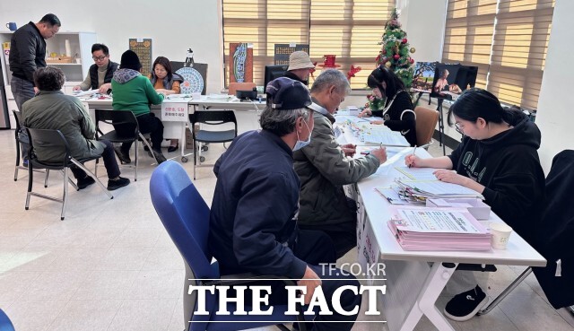 일반 시민은 1인당 20만 원, 차상위계층·한부모 가정은 35만 원, 기초생활수급자는 45만 원을 각각 지급받는다. / 정읍시