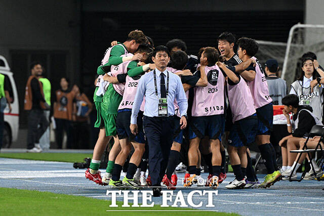 '한일전 0-1 패배' 아쉬워하는 대표팀 선수단.