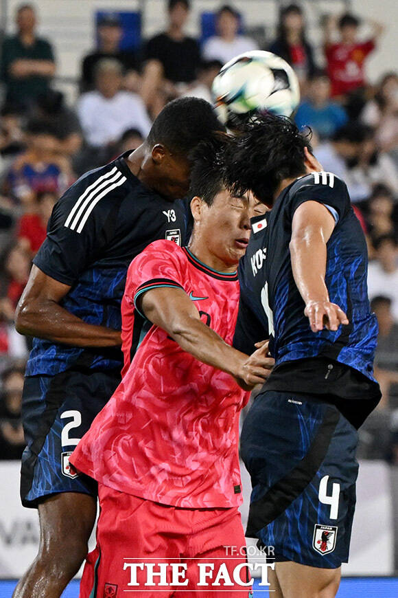 대한민국과 일본의 동아시아축구연맹(EAFF) E-1 챔피언십(동아시안컵) 경기가 15일 오후 경기 용인시 용인미르스타디움에서 열린 가운데 이호재가 공중볼 다툼을 하고 있다./용인미르스타디움=남용희 기자