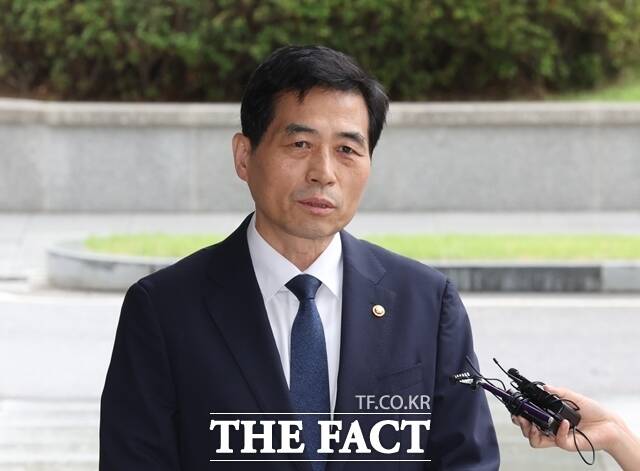 김민기 국회 사무총장이 15일 오후 서울 서초구 서울고등검찰청에 마련된 조은석 내란 특검 사무실에 참고인 자격으로 출석하며 취재진 질문에 답하고 있다. /뉴시스