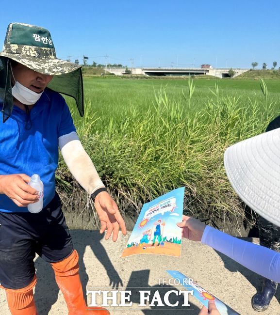 농업인에게 폭염 대응 및 온열질환 예방수칙을 안내하고 있다./시흥시