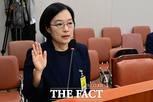 15일 오전 서울 여의도 국회 산업통상자원중소벤처기업위원회에서 열린 인사청문회에 한성숙 중소벤처기업부 장관 후보자가 출석해 증인 선서를 하고 있다. /국회=남윤호 기자
