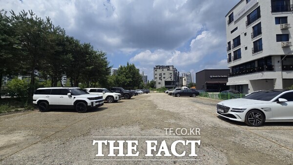 대전 서구는 관저동 1944번지 일대 공한지 공영주차장(1118㎡, 36면)을 조성하고 오는 16일부터 무료로 주민들에게 개방한다. 사진은 서구 관저동 공한지 공영주차장 전경 /대전 서구