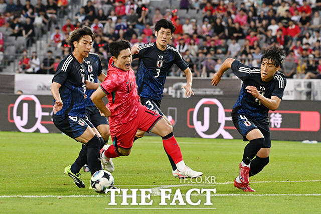 '한일전 0-1 패배' 아쉬워하는 대표팀 선수단.
