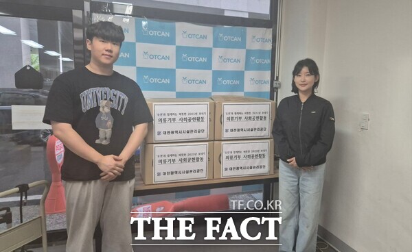 대전시시설관리공단 환경시설처 하수시설팀 직원들이 14일 옷캔에 의류 160여 점을 전달했다./대전시설관리공단