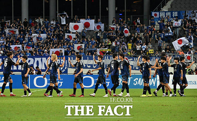 '한일전 0-1 패배' 아쉬워하는 대표팀 선수단.