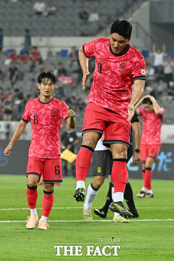 주민규가 일본과 동아시아축구연맹(EAFF) E-1 챔피언십(동아시안컵) 3차전에서 최전방 스트라이커로 스타팅 명단에 이름을 올렸다. 사진은 지난 7일 중국전 골 세리머니./용인미르스타디움=남용희 기자