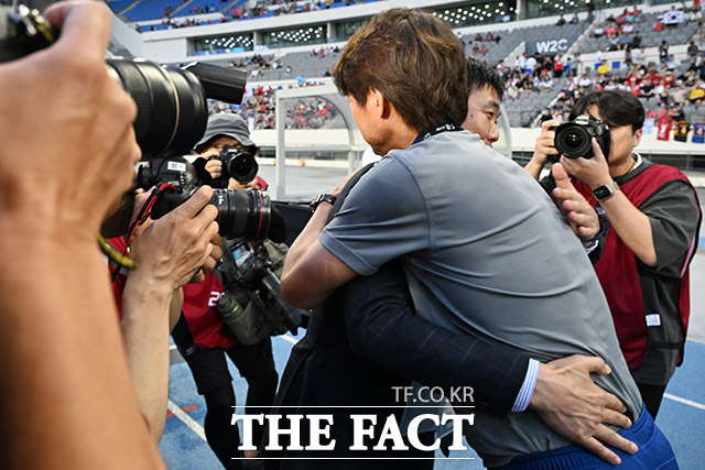 '한일전 0-1 패배' 아쉬워하는 대표팀 선수단.