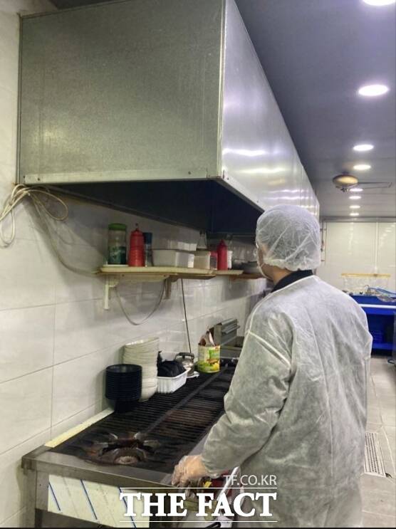 15일 연수구 관계자가 송도컨벤시아 내 음식점을 대상으로 현장 진단을 통해 위생 상태를 점검하고 있다. /연수구