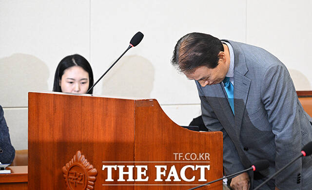 권오을 국가보훈부 장관 후보자가 15일 오전 서울 여의도 국회 정문위원회에서 열린 인사청문회에 참석해 인사하고 있다. /국회=박헌우 기자