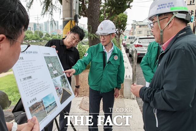 당진시는 14일 여름철 집중호우와 태풍 등의 피해로부터 시민의 생명과 재산을 보호하기 위해 시설물을 점검했다. /당진시