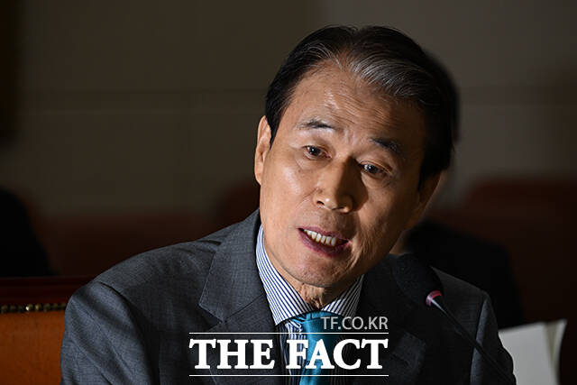 권오을 국가보훈부 장관 후보자가 15일 서울 여의도 국회 정문위원회에서 열린 인사청문회에 참석해 질의에 답하고 있다. /국회=박헌우 기자