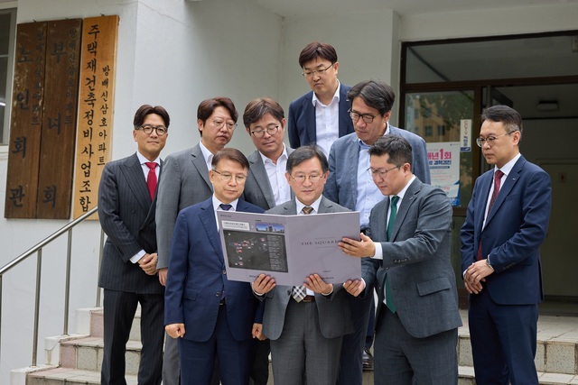 정경구 HDC현대산업개발 대표이사가 서울 서초구 방배신삼호아파트를 찾아 사업 추진에 대한 강한 의지를 나타냈다. /HDC현대산업개발