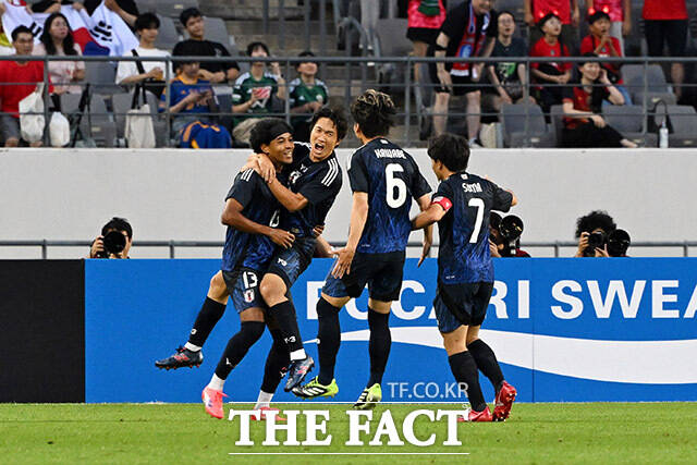 한국과 일본의 2025 동아시아축구연맹(EAFF) E-1 챔피언십(동아시안컵) 3차전이 15일 오후 경기 용인시 용인미르스타디움에서 열린 가운데 일본 공격수 저메인 료(왼쪽)가 득점 후 동료들의 축하를 받고 있다. /용인미르스타디움=남용희 기자