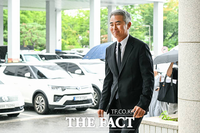 가상화폐 위믹스(WEMIX) 유통량을 조작했다는 혐의로 불구속기소 된 장현국 전 위메이드 대표가 15일 오후 서울 양천구 서울남부지방법원에서 열린 1심 선고공판에 출석하고 있다. /장윤석 기자