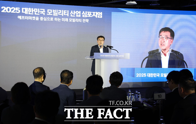 전형식 충남도 정무부지사가 15일 천안시 동남구 구성동에 위치한 SK렌터카 오토옥션 오픈식에 참석해 축하 인사말을 하고 있다. /충남도