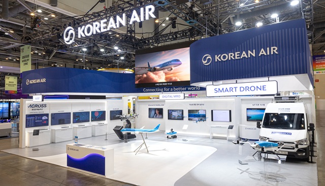 대한항공은 15~17일 부산 벡스코에서 열리는 2025 월드 스마트시티 엑스포(WSCE)에 참가해 미래 스마트 모빌리티 사업의 비전을 제시하고 첨단 항공우주사업 기술 역량을 선보인다고 15일 밝혔다. 2025 WSCE 대한항공 부스 전경. /대한항공