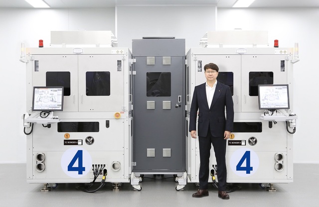 곽동신 한미반도체 회장과 HBM4 전용 장비 TC 본더 4. /한미반도체