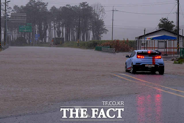 KB손해보험이 여름철 집중호우·태풍에 따른 차량 피해에 대비해 비상대응 프로세스 가동한다. /더팩트 DB