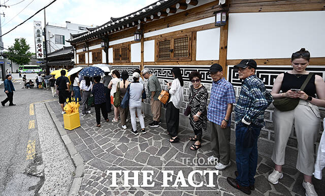 지난해 서울 종로구의 한 삼계탕집 앞에 삼계탕을 먹으려는 시민들이 줄 서 있다. /더팩트DB
