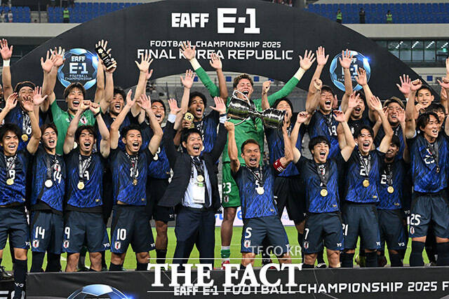 대한민국과 일본의 동아시아축구연맹(EAFF) E-1 챔피언십(동아시안컵) 경기가 15일 오후 경기 용인시 용인미르스타디움에서 열린 가운데 우승을 차지한 일본 대표팀이 기뻐하고 있다. /용인미르스타디움=남용희 기자