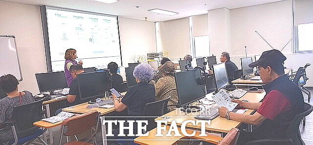 아산시에서 어르신을 대상으로 아산페이 앱 교육을 실시하고 있다. /아산시