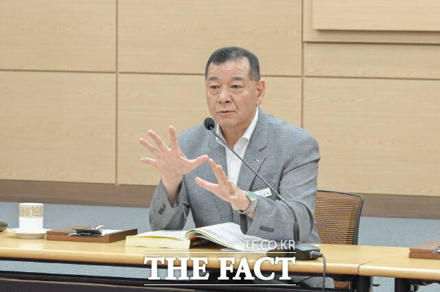 최원철 공주시장이 14일 시청 대백제실에서 열린 ‘2025년 하반기 업무계획 보고회’에서 하반기 역점사업을 점검하고 있다. /공주시