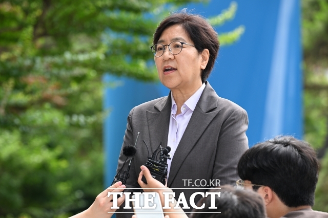 정은경 보건복지부 장관 후보자가 지난 6월 30일 서울 중구 T타워에 마련된 인사청문회 준비 사무실로 출근하며 취재진의 질문에 답하고 있다. /박헌우 기자