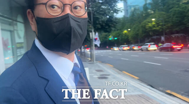 이른바 윤석열(VIP) 격노 회의 참석자인 왕윤종 전 국가안보실 경제안보비서관이 15일 오후 채상병 사건 외압 의혹을 수사하는 이명현 특별검사팀 참고인 조사를 마치고 서울 서초구 특검 사무실 앞에서 취재진 질의를 듣고 있다. /김해인 기자