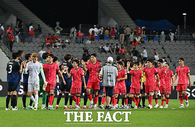 '한일전 0-1 패배' 아쉬워하는 대표팀 선수단.