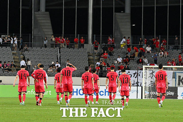 '한일전 0-1 패배' 아쉬워하는 대표팀 선수단.