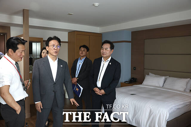 김민석 국무총리(왼쪽 두 번째)가 15일 오후 경북 경주 2025 APEC 정상회의 준비 현장을 찾아 숙박시설 및 서비스 준비 현황을 점검하고 있다. /국무총리실