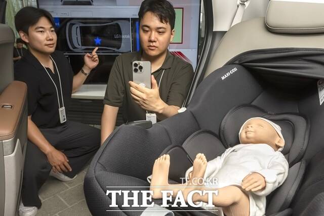 LG이노텍 직원이 14일 서울 강서구 LG이노텍 마곡본사에서 차세대 디지털키 솔루션의 아동 감지(CPD) 기능을 시연하고 있다. /LG이노텍