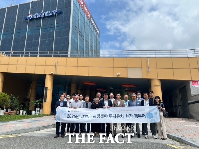 15일 새만금개발청에 방문한 연세대학교 최고 경영자과정 원우회가 기념촬영을 하고 있다. /새만금개발청