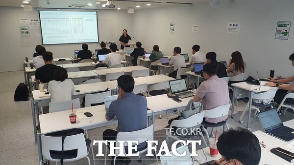 대전상공회의소는 15일 ‘엑셀에서의 챗GPT 활용’ 교육을 모두의연구소 대전캠퍼스에서 지역 기업 임직원 30여 명이 참석한 가운데 진행했다./대전상공회의소