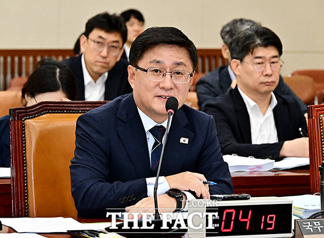 김성환 환경부 장관 후보자가 15일 오전 서울 여의도 국회에서 열린 인사청문회에 참석해 질의에 답변을 하고 있다. /국회=배정한 기자