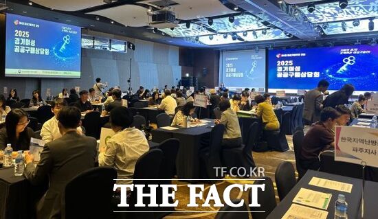 경기도가 여성기업 주간을 맞아 15일 수원 노보텔 엠베서더 호텔에서 ‘제4회 경기여성경제인대회’에서 부대행사로 진행된 여성기업 공공구매 상담회를 통해 많은 기업들의 판로 확보가 이뤄지고 있다./경기도