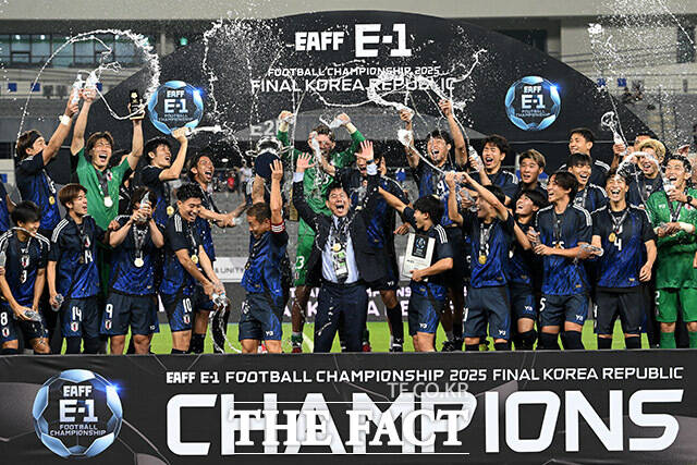 동아시안컵 우승 트로피 들어올리는 모리야스 하지메 일본 대표팀 감독(가운데).