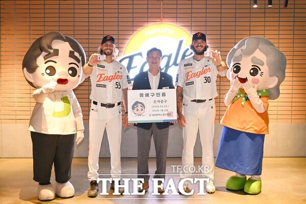 김제선 대전 중구청장(가운데)이 한화이글스 외국인 투수인 코디 폰세(오른쪽에서 두번째)와 라이언 와이스(왼쪽에서 두번째)에게 명예구민증을 수여하고 있다./대전 중구