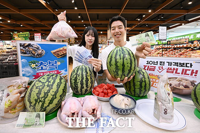 이마트가 여름철 인기 식품의 가격을 대폭 할인하는 초복 행사를 한다고 밝힌 15일 오전 서울 용산구 이마트 용산점에서 모델들이 행사 상품을 선보이고 있다. /서예원 기자