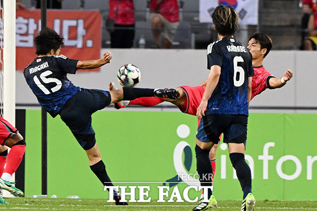 한국과 일본의 2025 동아시아축구연맹(EAFF) E-1 챔피언십(동아시안컵) 3차전이 15일 오후 경기 용인시 용인미르스타디움에서 열린 가운데 이나가키와 박진섭이 볼다툼을 하고 있다. /용인미르스타디움=남용희 기자
