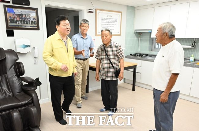 박승삼 시흥부시장이 경로당 무더위쉼터를 점검하고 있다./시흥시