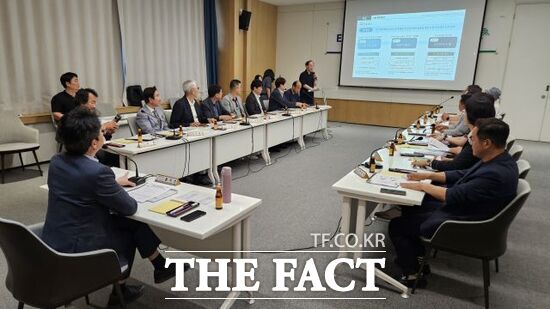 경기 남양주시가 지난 14일 시청 청렴방에서 진행한 ‘호평동·평내동 복합커뮤니티센터 건립 타당성 조사 용역’ 중간 보고회에서 관계자들이 그간의 경과를 듣고 있다./남양주시