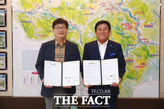 곡성군이 빛고을생생병원과 의료지원 업무협약을 체결하고 있다. /곡성군