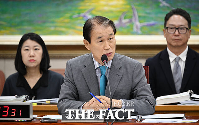 권오을 국가보훈부 장관 후보자가 15일 오전 서울 여의도 국회 정문위원회에서 열린 인사청문회에 참석해 질의에 답하고 있다. /국회=박헌우 기자