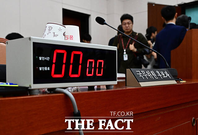 안규백 국방부 장관 후보자의 자질을 검증하는 인사청문회가 15일 오후 속개 40여 분 만에 멈춰섰다. 내란을 주제로 여야 의원 간의 논쟁이 격해지면서다. /국회=배정한 기자