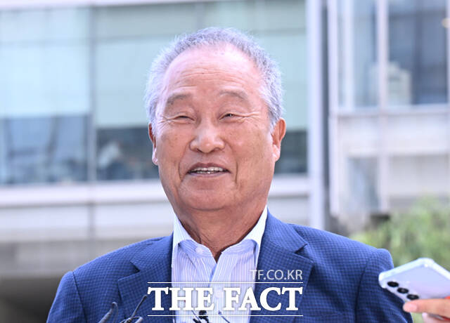 삼부토건 주가조작 의혹 관련자들이 구속 기로에 놓였다. 조성옥 전 삼부토건 회장이 지난 10일 오전 피의자 신분으로 서울 종로구 KT광화문빌딩 웨스트에 마련된 민중기 특검 사무실에 출석하고 있다. /이새롬 기자